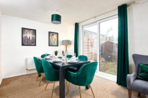 The Emerald House of Manchester - Garden - Parking